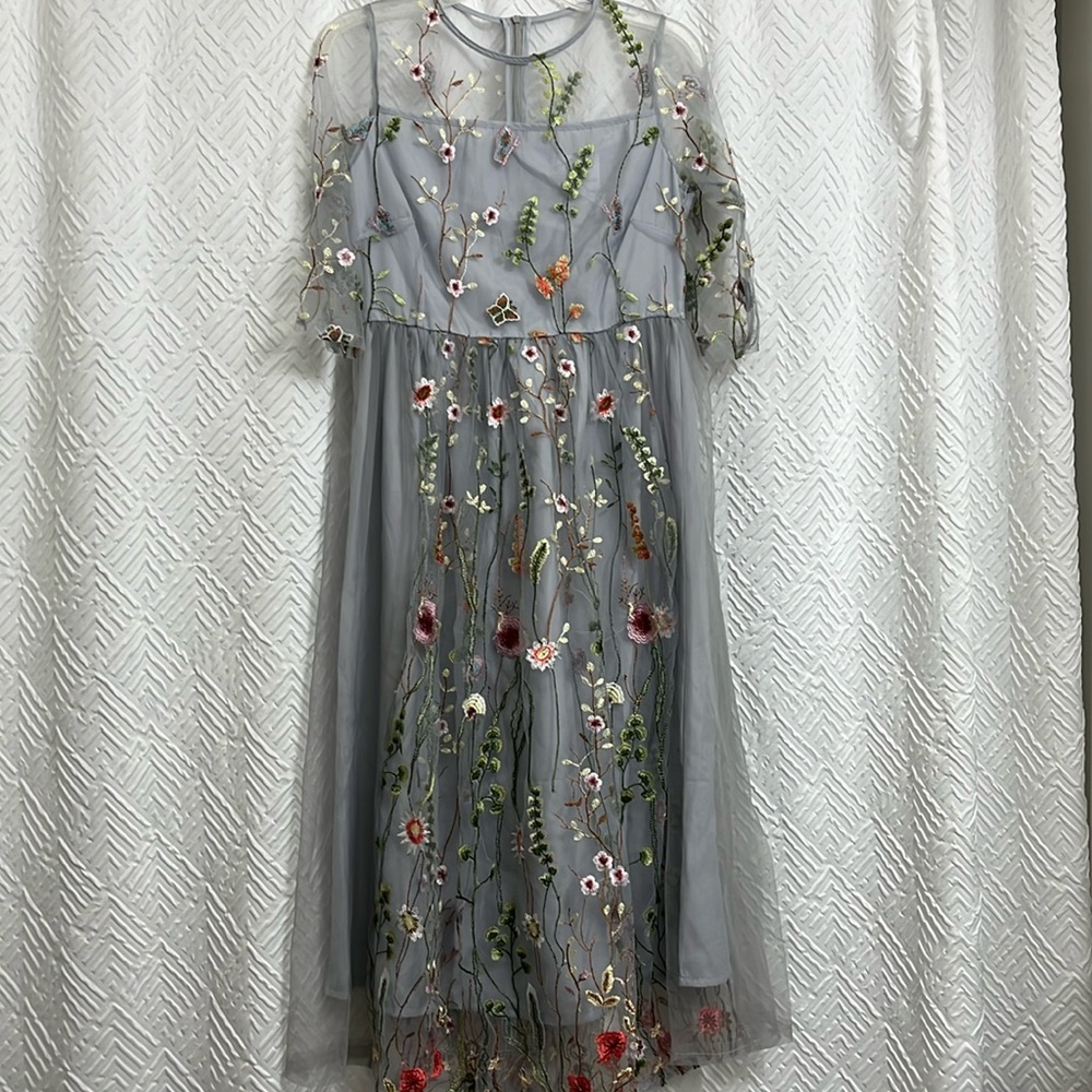 NWT Vicky and Lucas Mesh Embroidered‎ Floral Midi Dress Grey Size Medium